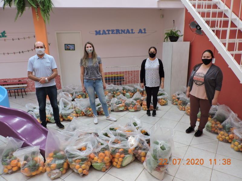 Administração entrega kits de merenda escolar para alunos